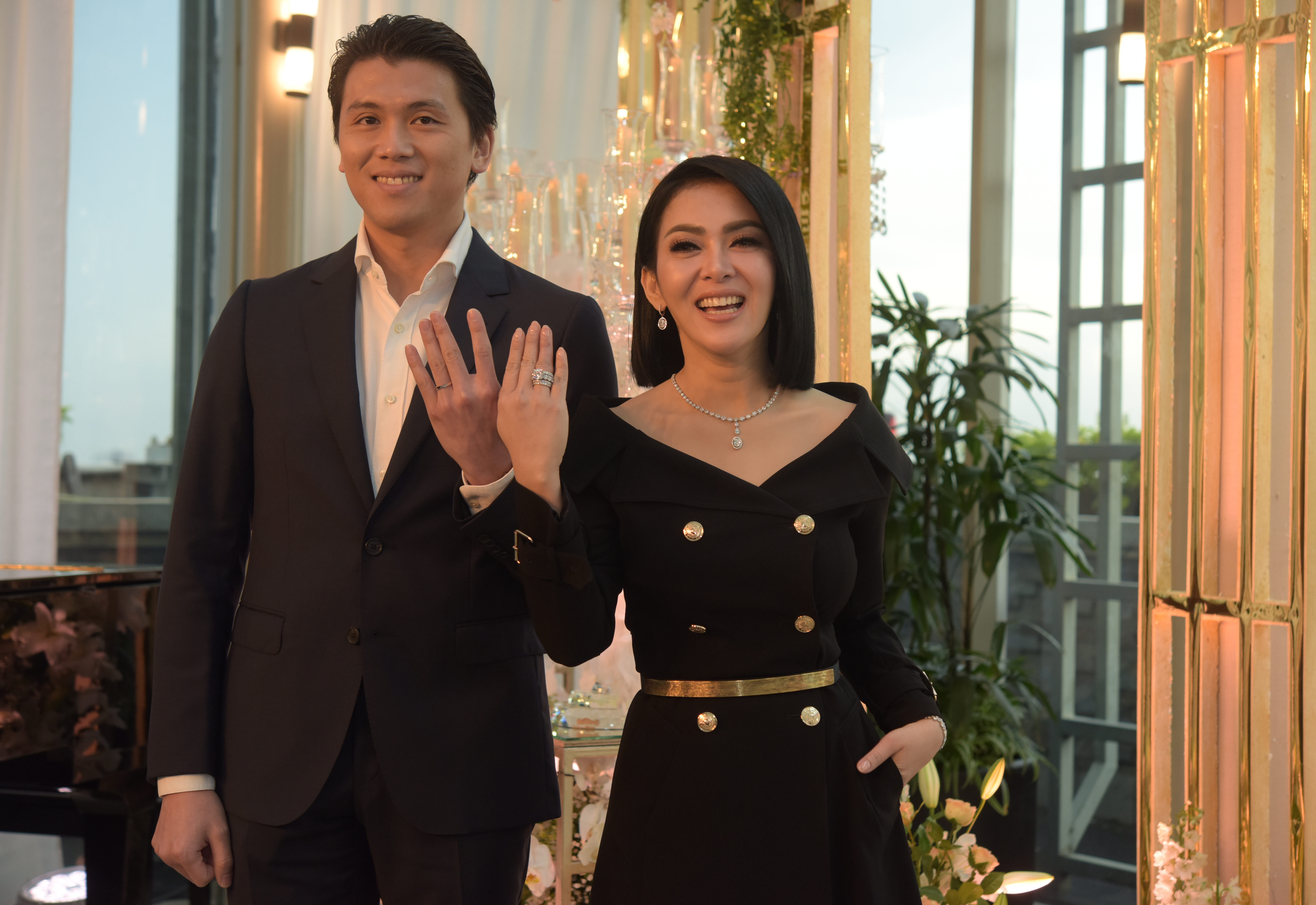 Pasangan suami istri Reino Barack dan Syahrini saat jumpa pers mengumumkan pernikahan mereka, di Jakarta, Maret 2019.