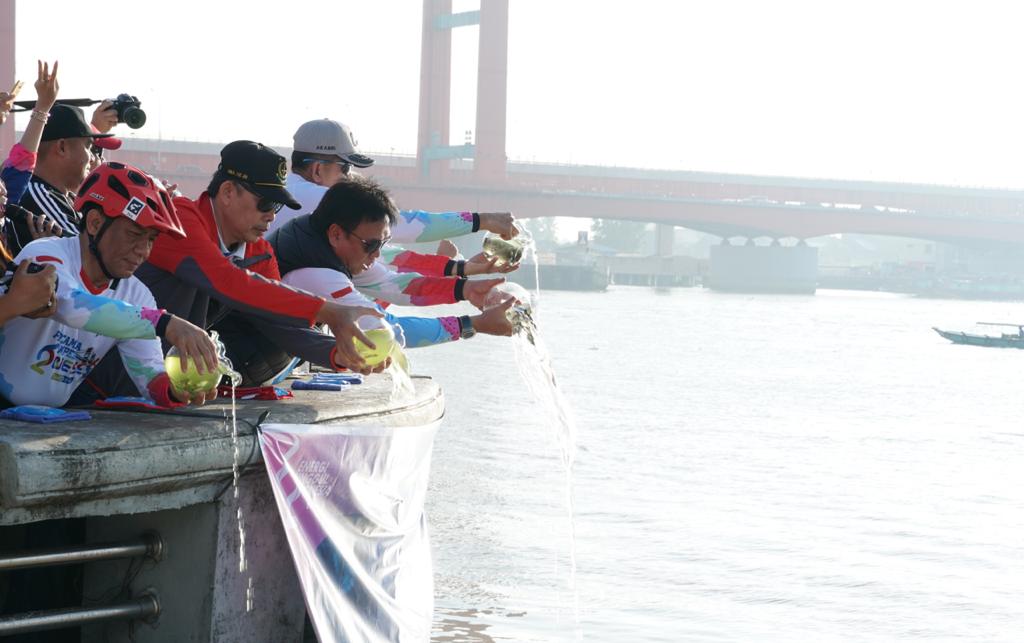 62 Ribu Ekor Ikan Belida dan Patin Dilepas ke Sungai Musi