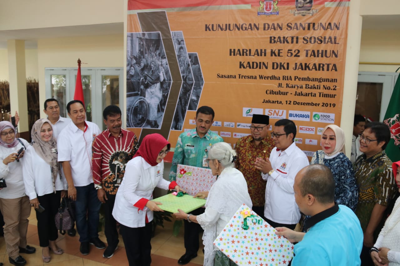 Penyerahan santunan dari pengurus Kadin DKI Jakarta kepada penghuni panti jompo di Jakarta, Kamis (12/12).  