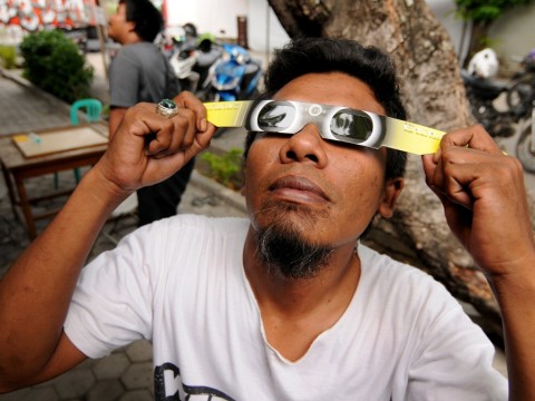 Kacamata khusus untuk melihat gerhana matahari.