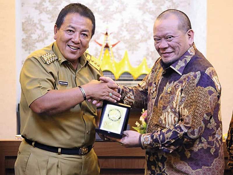 Ketua DPD RI AA LaNyalla Mahmud Mattalitti (kanan) menerima cendera mata dari Gubernur Lampung Arinal Djunaidi .