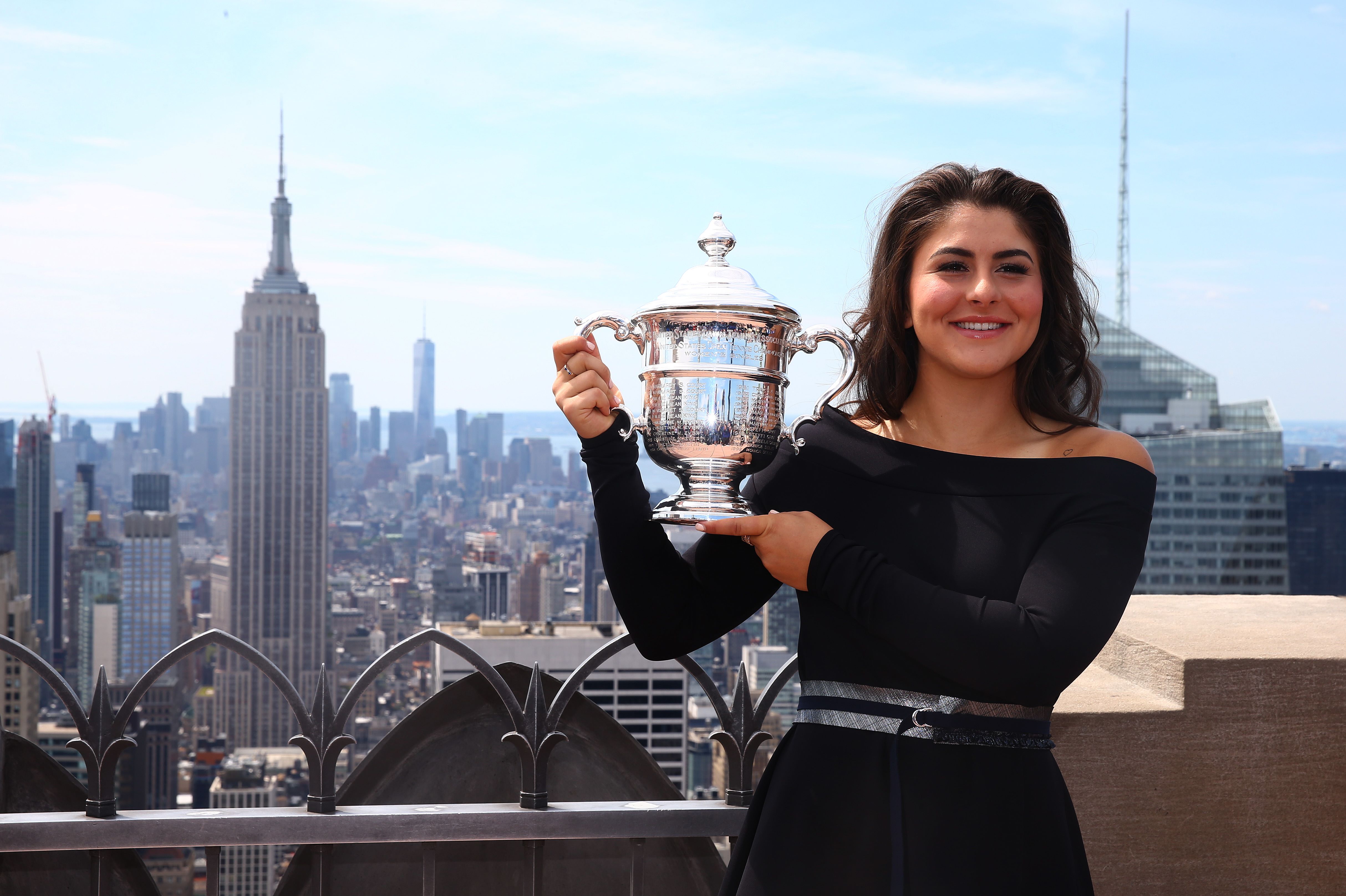 Petenis Kanada Bianca Andreescu berpose dengan trofi AS Terbuka.