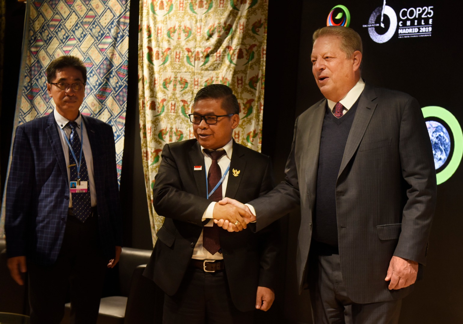 Wakil Menteri Lingkungan Hidup dan Kehutanan (LHK) Alue Dohong (tengah) menyalami tokoh pengendalian perubahan iklim Al Gore