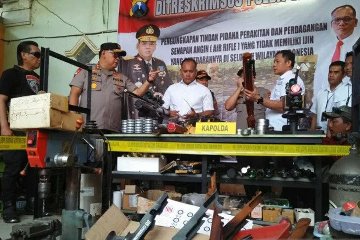 Kapolda Jatim Irjen Luki Hermawan (dua dari kiri) saat di gudang senapan angin ilegal di Gun Shop Kabupaten Lumajang, Sabtu (7/12/2019).
