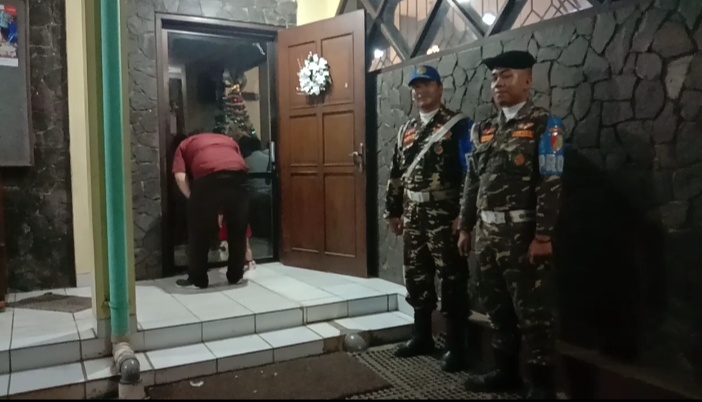 Gereja Katolik Bunda Pembantu Abadi Pamanukan, Subang mendapat penjagaan ketat oleh aparat keamanan. 