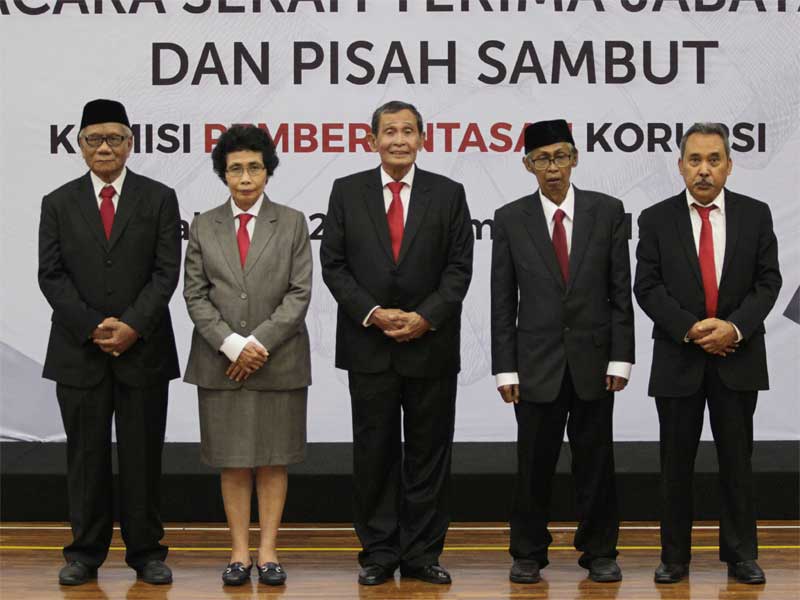 (dari kiri) Anggota Dewan Pengawas KPK Harjono, Albertina Ho, Ketua Tumpak Hatorangan Panggabean, Artidjo Alkostar dan Syamsuddin Haris