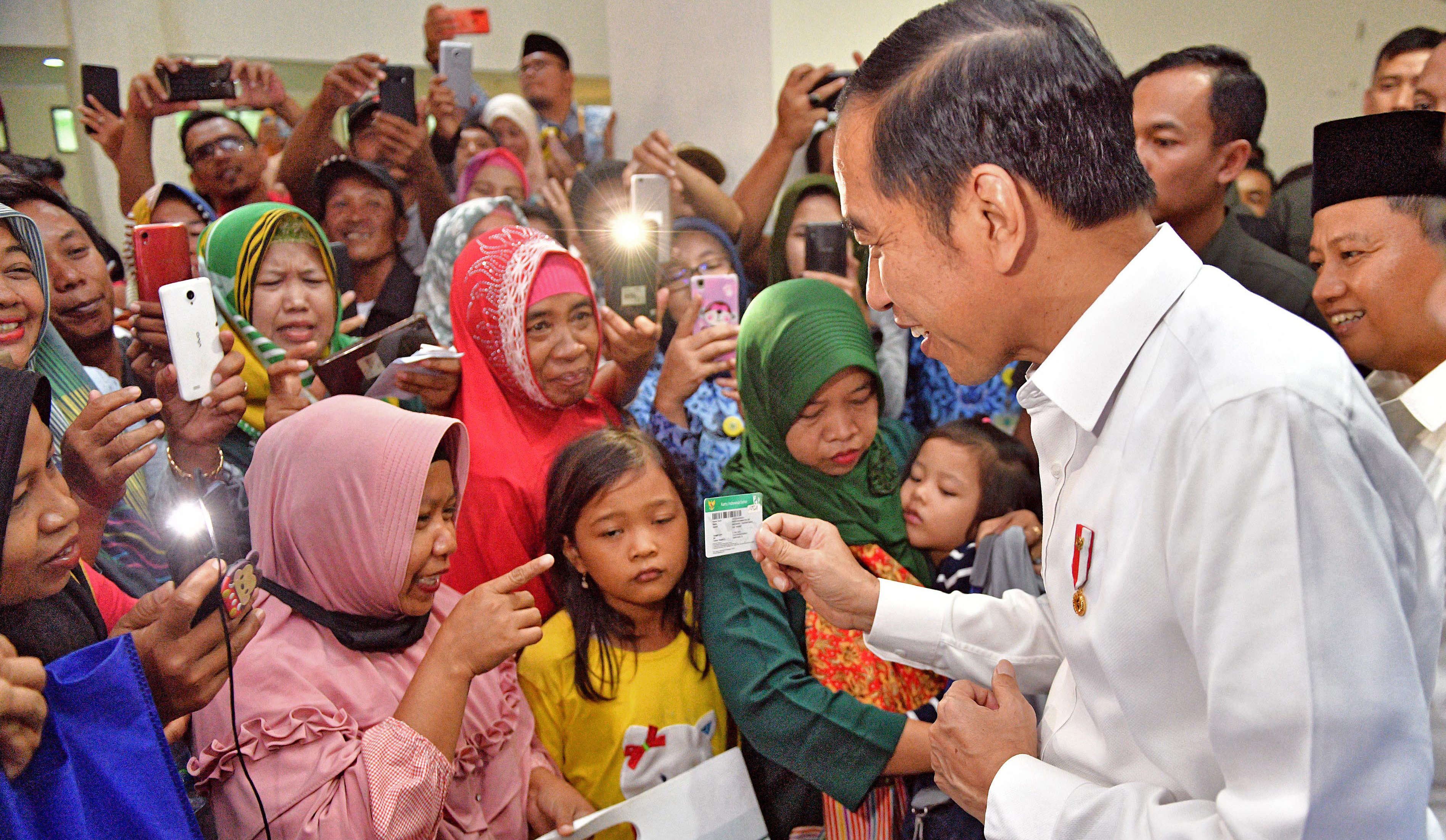 Ilustrasi--Presiden Joko Widodo berdialog dengan warga yang keluarganya menjalani perawatan di RSUD Ciereng, Kota Subang