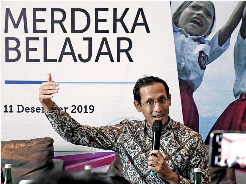 Mendikbud Nadiem Anwar Makarim menjawab pertanyaan wartawan seusai menyampaikan pokok kebijakan bidang pendidikan pada rapat koordinasi.