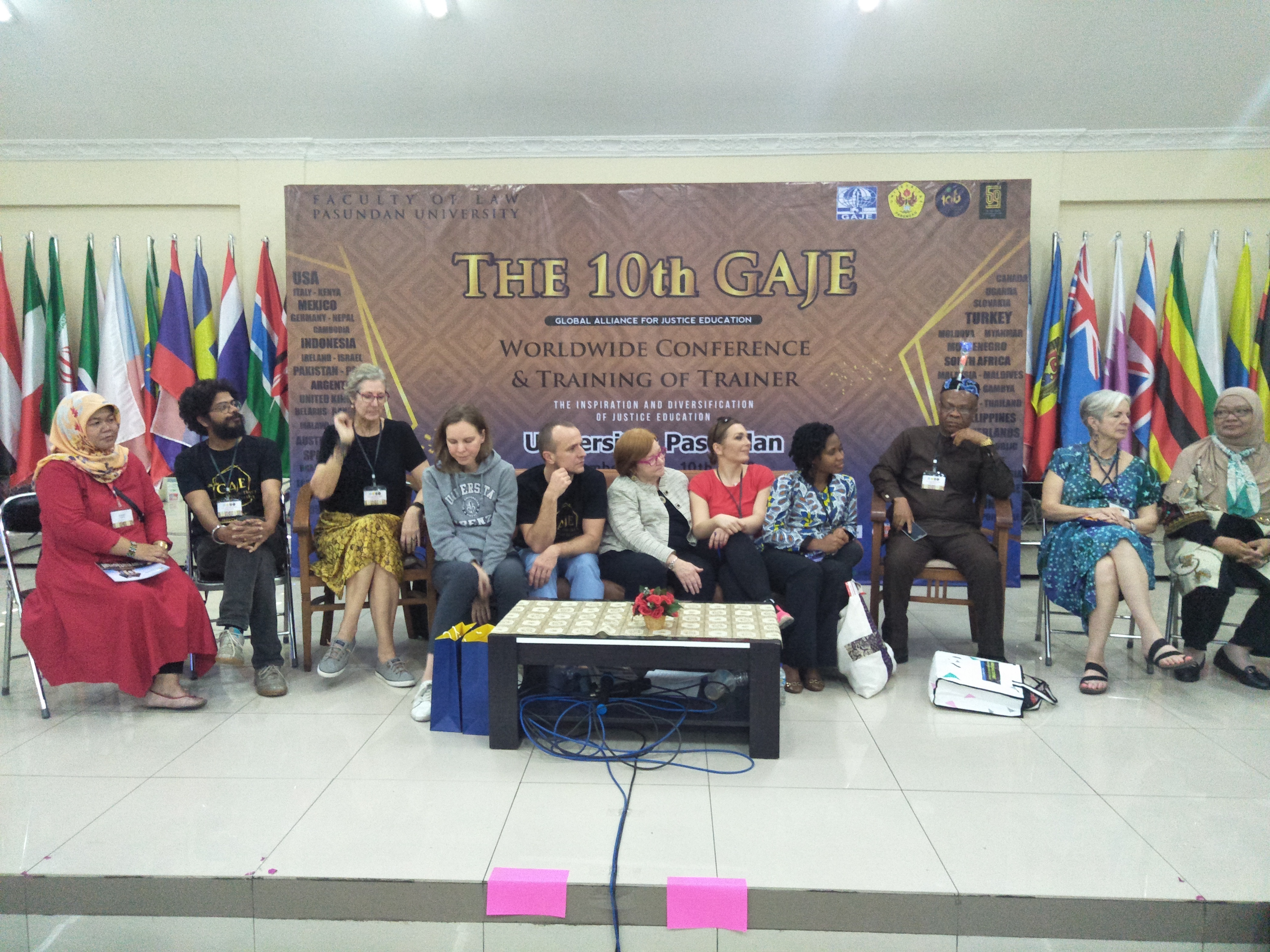 Para peserta konferensi Global Alliance For Justice Education (GAJE) saat penutupan di Universitas Pasundan Bandung, Selasa (10/12).