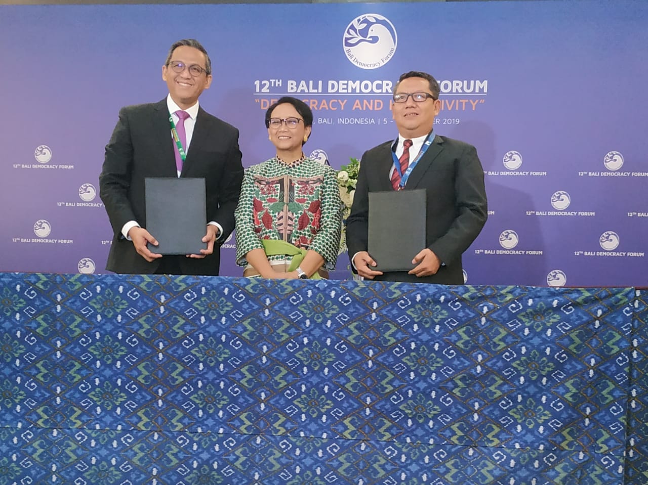 Dirjen Informasi dan Diplomasi Publik Kemenlu Cecep Herawan (kiri) bersama Menlu Retno Marsudi dan Rektor UII Fathul Wahid (kanan)