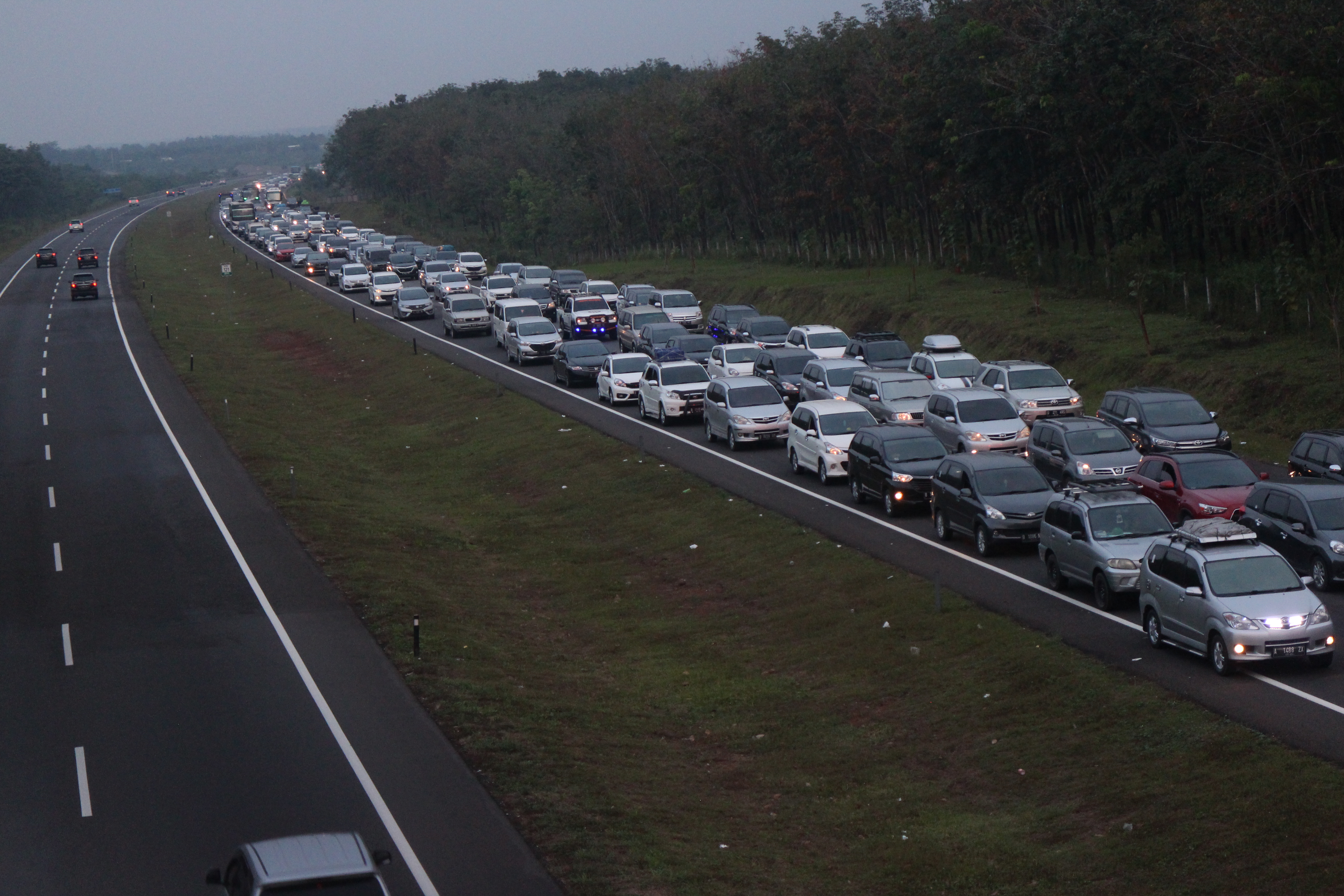 ARUS BALIK: Kendaraan terjebak kemacetan di tol Cikopo-Paliman, KM-121, Subang, Jawa Barat, Jumat (30/6).