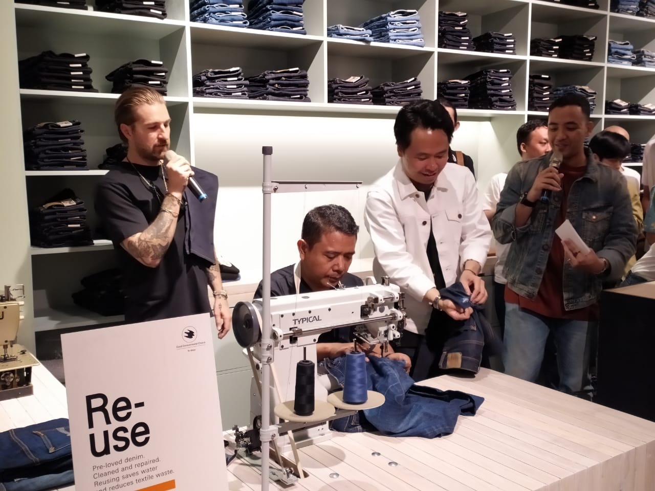 Nudie Jeans juga memastikan keberlanjutan dari setiap produk melalui penyediaan layanan perbaikan (repair service). 