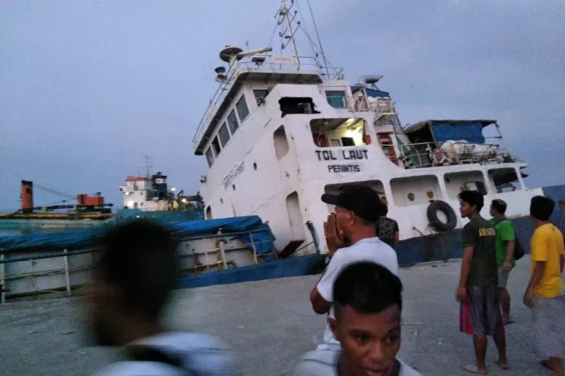 Kapal tol laut perintis KM Shimpo 08 bermuatan semen tenggelam di Pelabuhan Lewoleba, Kabupaten Lembata, Provinsi Nusa Tenggara Timur  