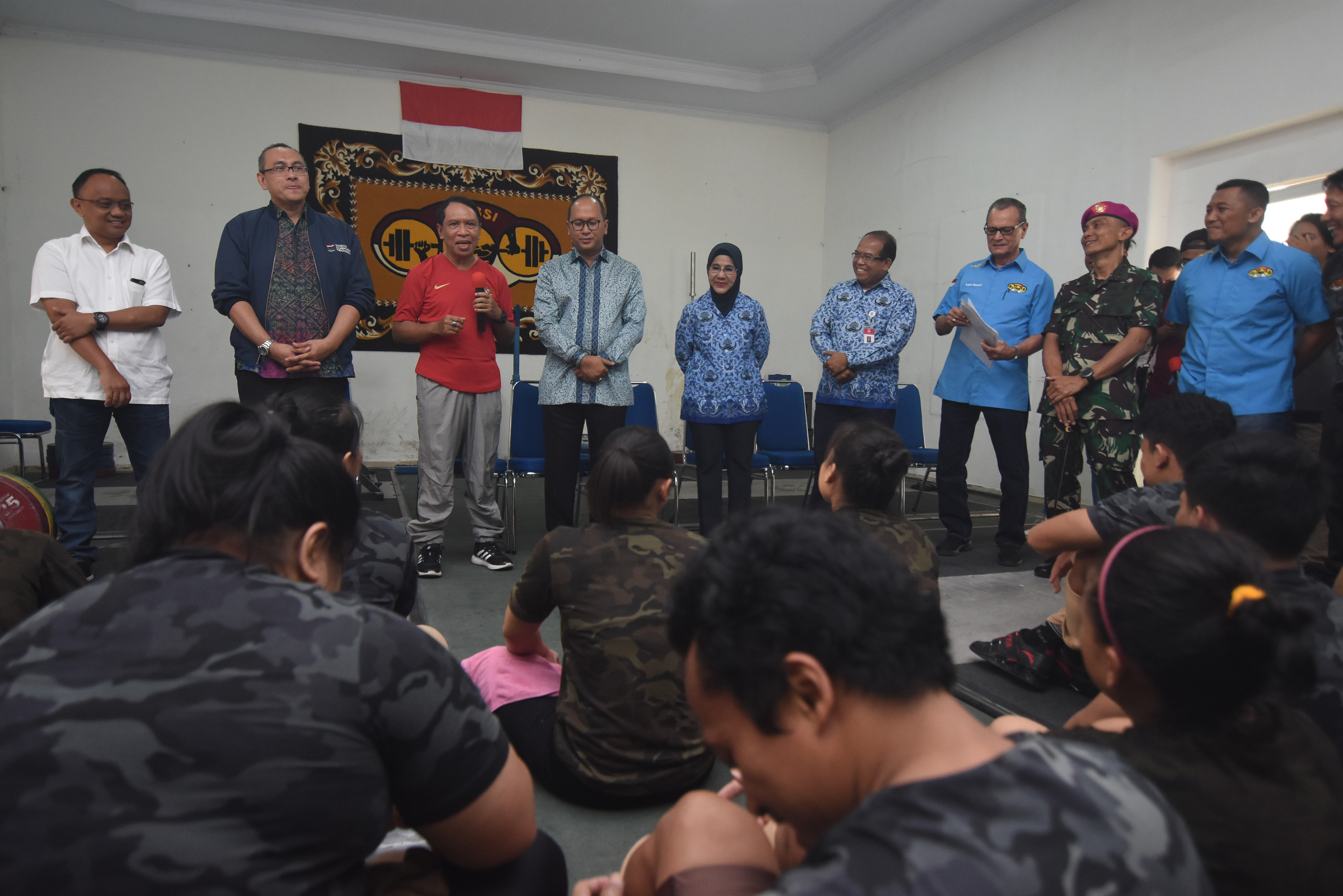  Menpora Zainudin Amali (ketiga kiri) didampingi Ketua Umum PB PABBSI Rosan Perkasa Roeslani (keempat kiri) saat meninjau Pelatnas.