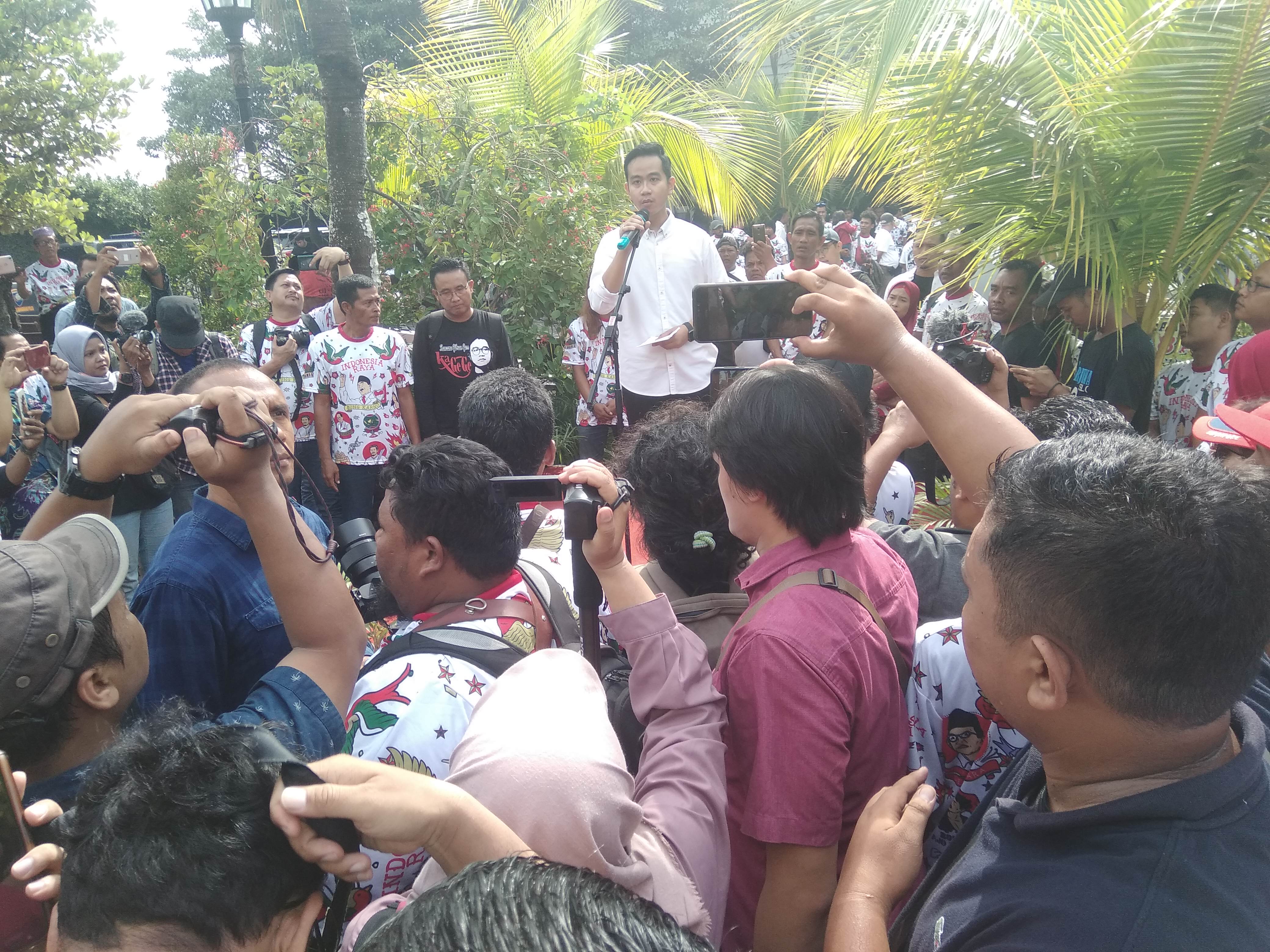 GIBRAN Rakabuming Raka  berpidato di hadapan seribu relawan yang mengantarnya untuk mendaftarkan diri sebagai calon walikota Surakarta.