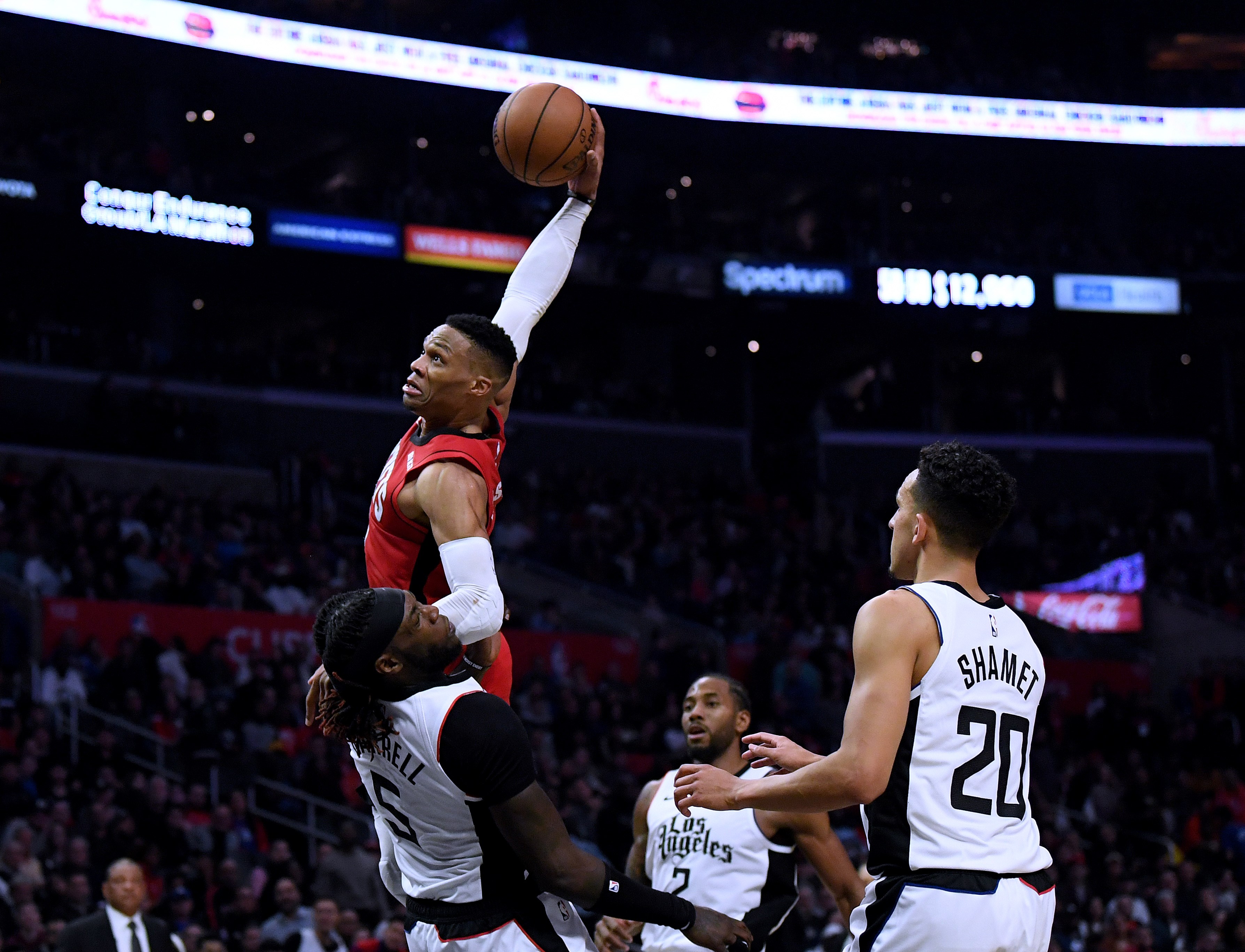  Russell Westbrook dari Houston Rocket saat hendak memasukkan bola ke dalam ring