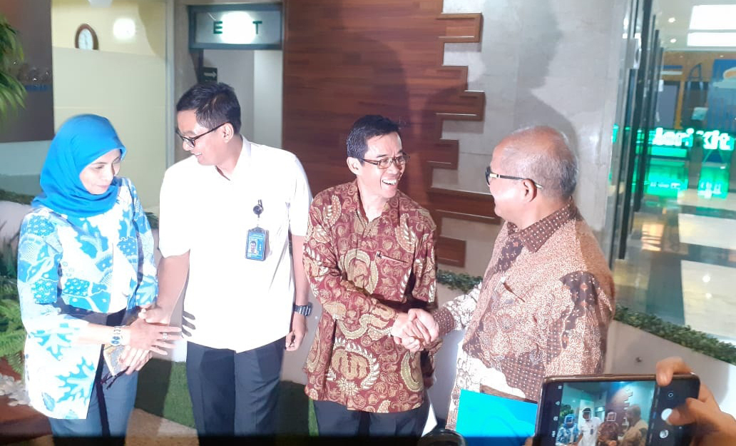 Komisaris Utama PLN Amien Sunaryadi (paling kanan) menyalami  Direktur Utama Zulkifli Zaini, usai RUPS, Senin (24/12)