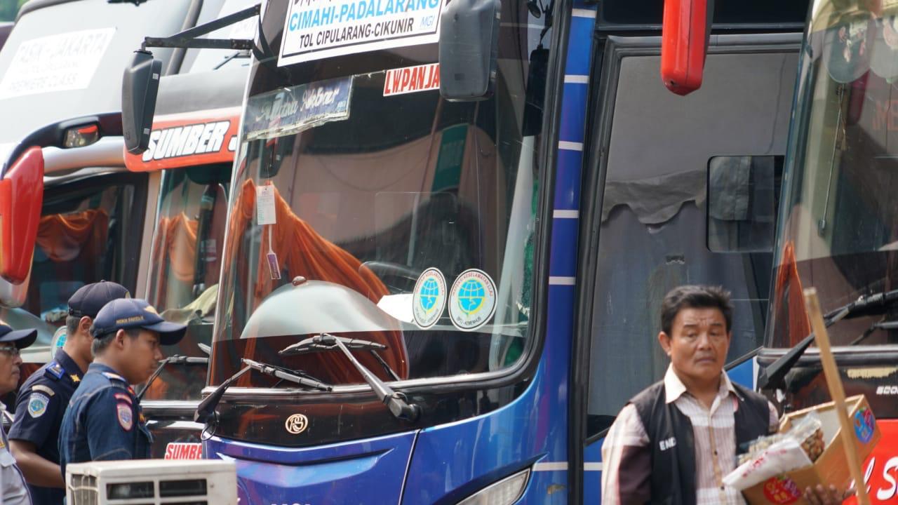 Petugas Kemenkes melakukan pemeriksaan terhadap supir bus di Terminal Kampung Rambutan