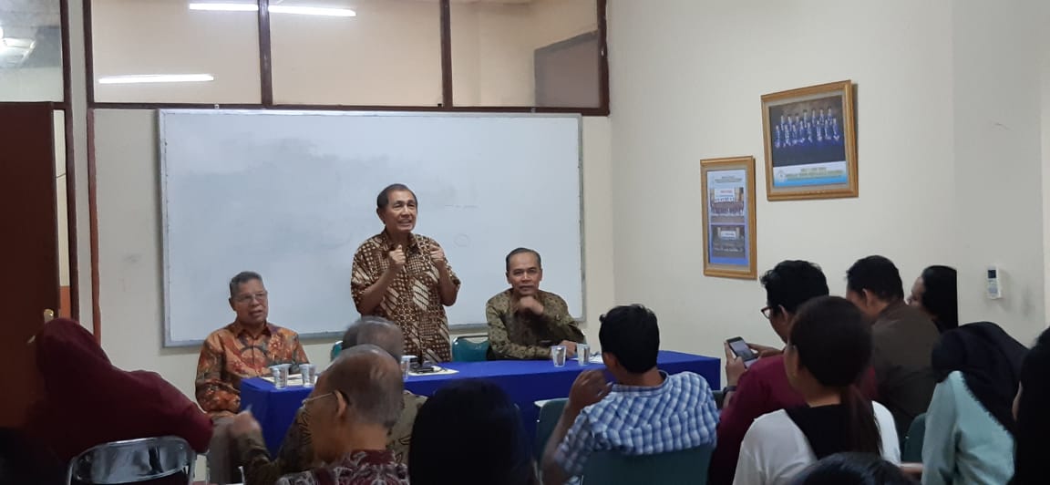 Manatan Direktur Jenderal Pajak, Hadi Poernomo (berdiri) di Sekolah Tinggi Perpajakan Indonesia (STIP), Jakarta Pusat, Kamis (12/12). 