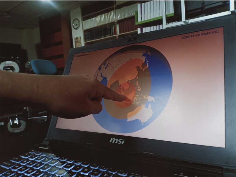 Peneliti Observatorium Bosscha menunjukan daerah yang akan dilintasi gerhana matahari cincin yang akan terjadi pada Kamis, 26 Desember 2019.