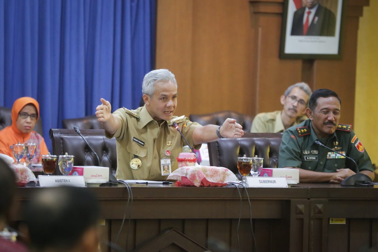 Gubernur Jawa Tengah Ganjar Pranowo meminta pemerintahan di Solo Raya melarang warganya makan daging anjing. 
