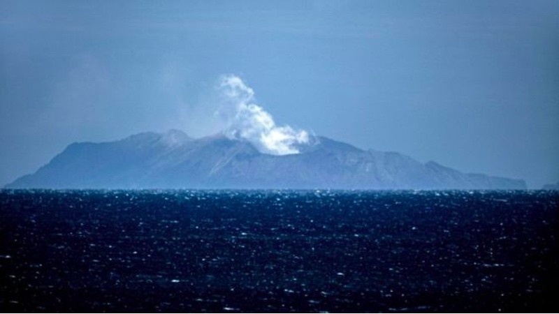 Gunung api Pulau Putih di Selandia Baru yang erupsi.