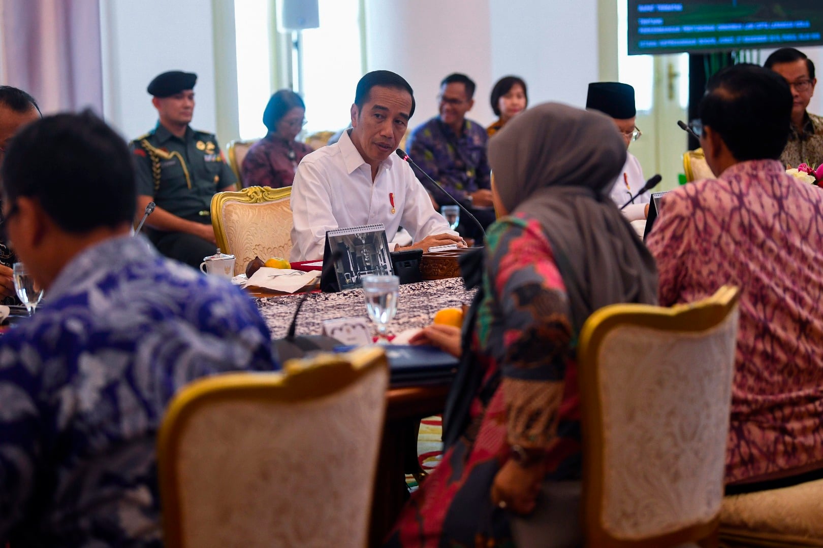 Presiden Joko Widodo (tengah) memimpin rapat kabinet terbatas di Istana Bogor, Jawa Barat, Jumat (27/12/2019).
