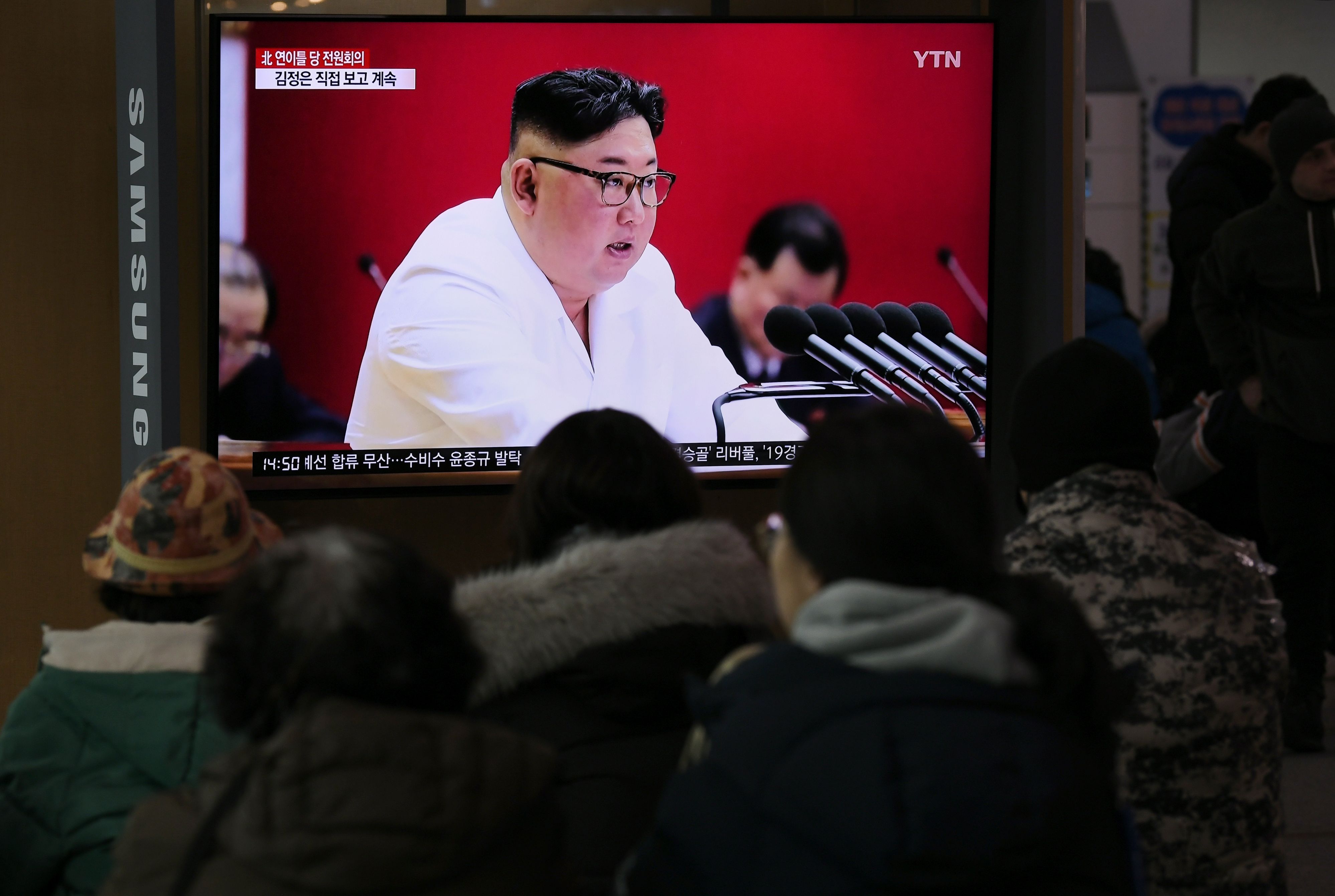 Orang-orang menonton televisi saat pemimpin Korea Utara Kim Jong Un berpidato, di sebuah stasiun kereta api di Seoul, kemarin.