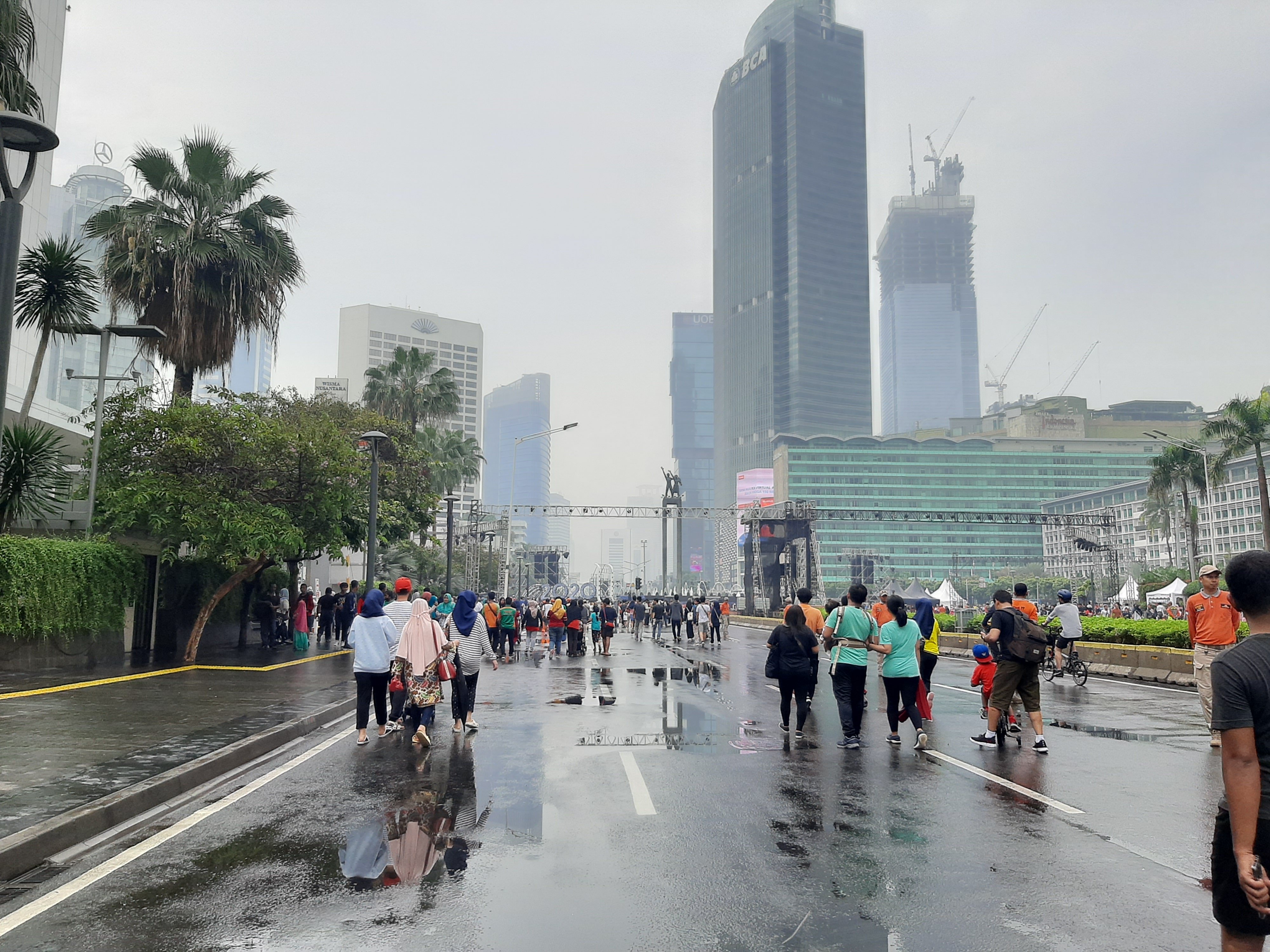 Suasana car free day (CFD) atau hari bebas kendaraan bermotor (HBKB) di Sudirman-Thamrin, Jakarta Pusat, tidak ramai dipadati warga.