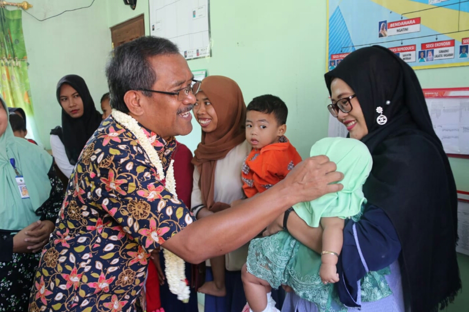 Bupati Blora Djoko Nugroho mengendalikan penduduk dengan membuat kampung KB. Saat ini sudah 50% desa di Blora jadi Kampung KB.