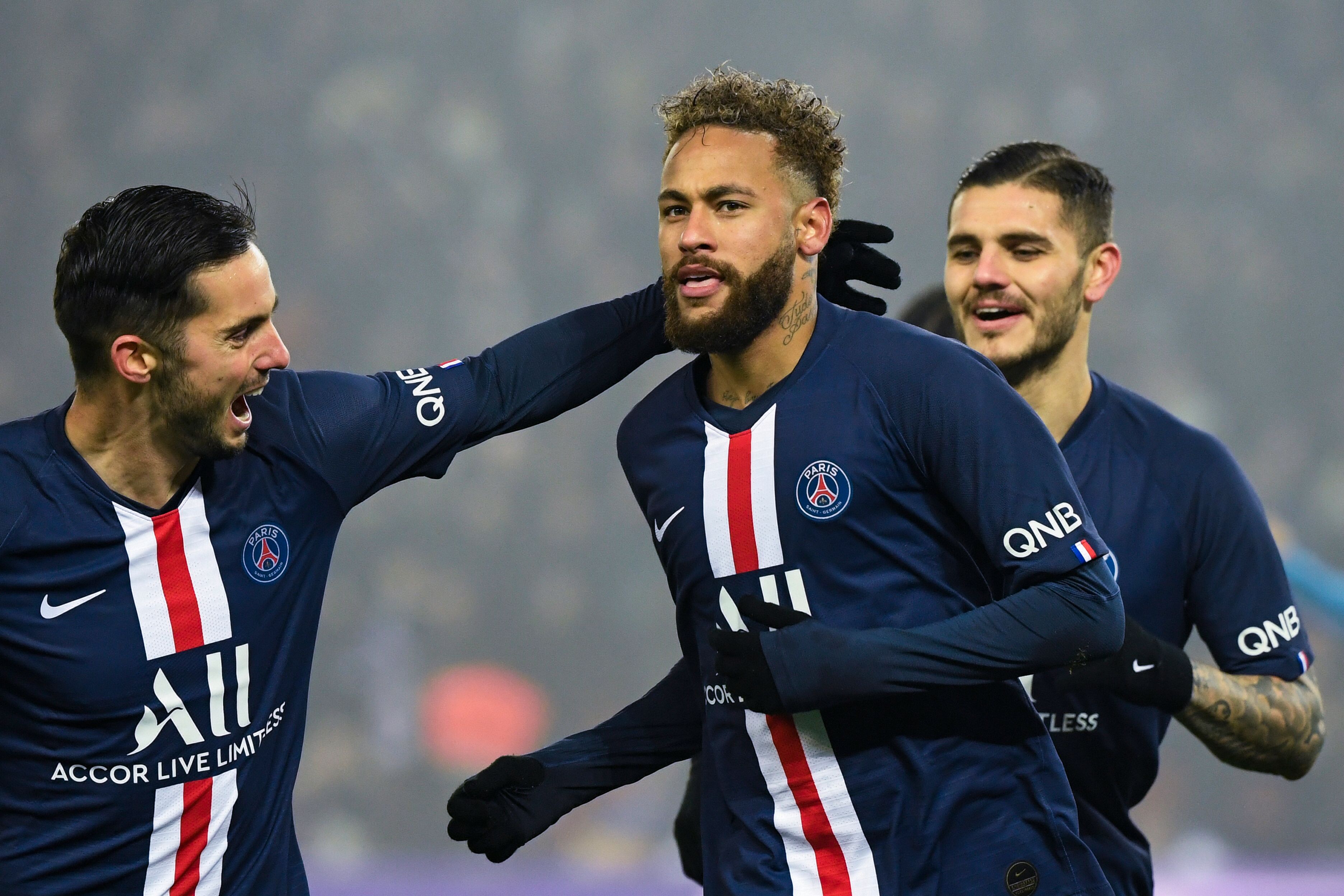 Penyerang PSG Neymar (tengah) melakukan selebrasi usai mencetak gol ke gawang Nantes.