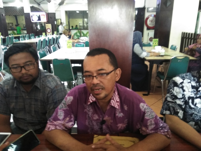 Ketua PWSPP Johan Syafaat Maharani (tengah) memberikan penjelasan keberatannya Gibran mencalonkan diri sebagai calon Walikota Solo.