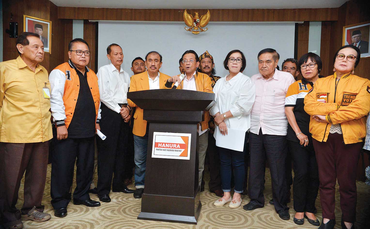 Wakil Ketua Umum Partai Hanura Yus Usman Sumanegara (tengah) bersama pengurus lainnya memberikan keterangan pers.