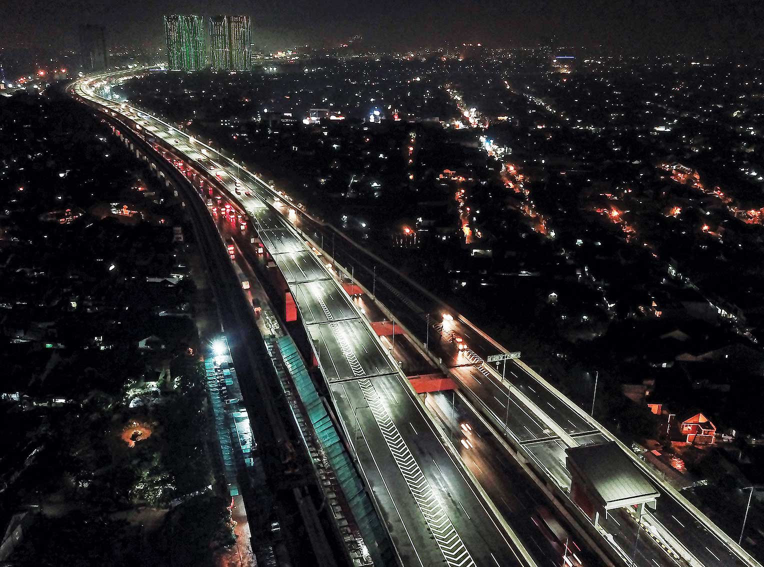 Foto dari udara suasana malam Tol Jakarta-Cikampek (Japek) II Elevated di Bekasi, Jawa Barat, kemarin. 