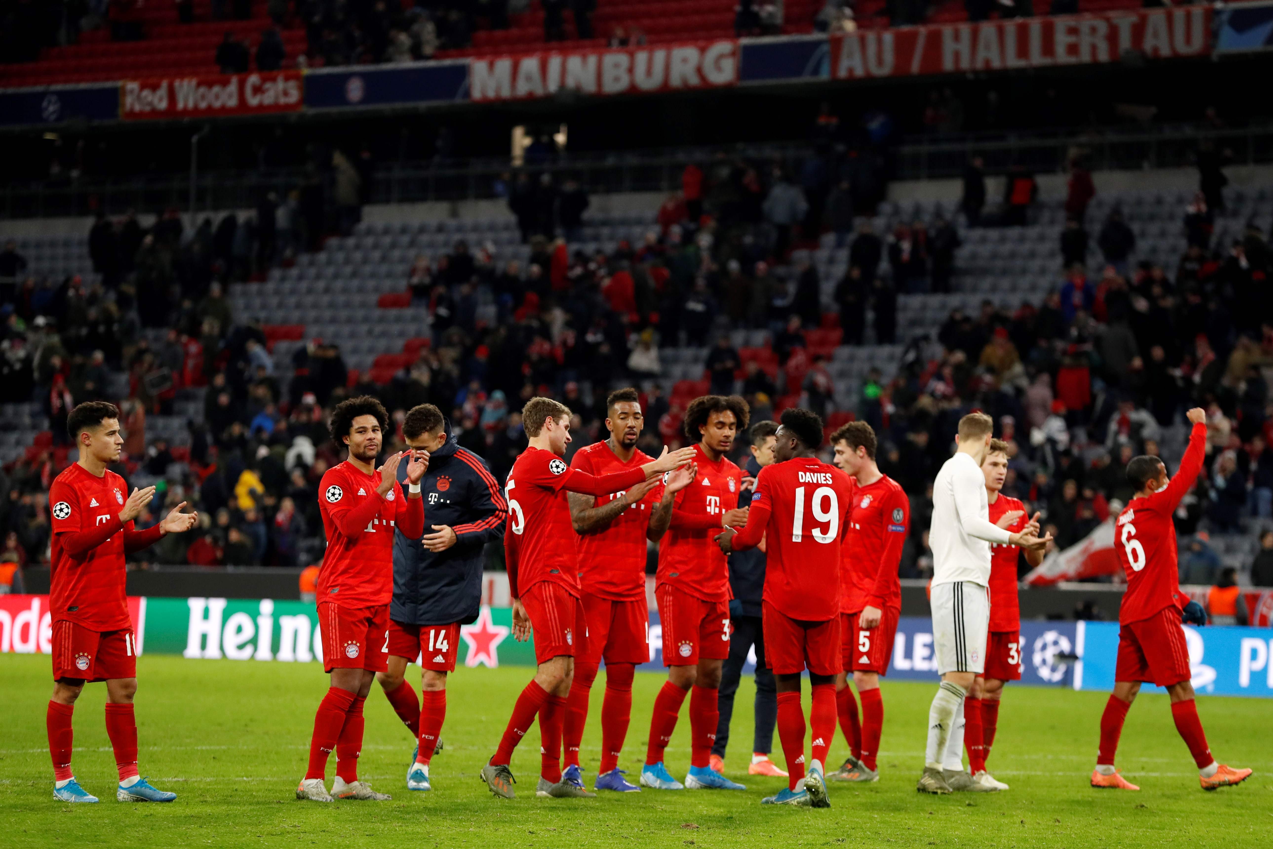 Para pemain Bayern Muenchen menyapa pendukung mereka usai laga Liga Champions melawan Tottenham Hotspur