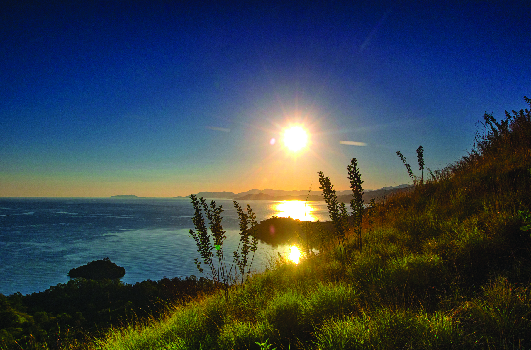 Pemandangan matahari terbenam di Labuan Bajo.