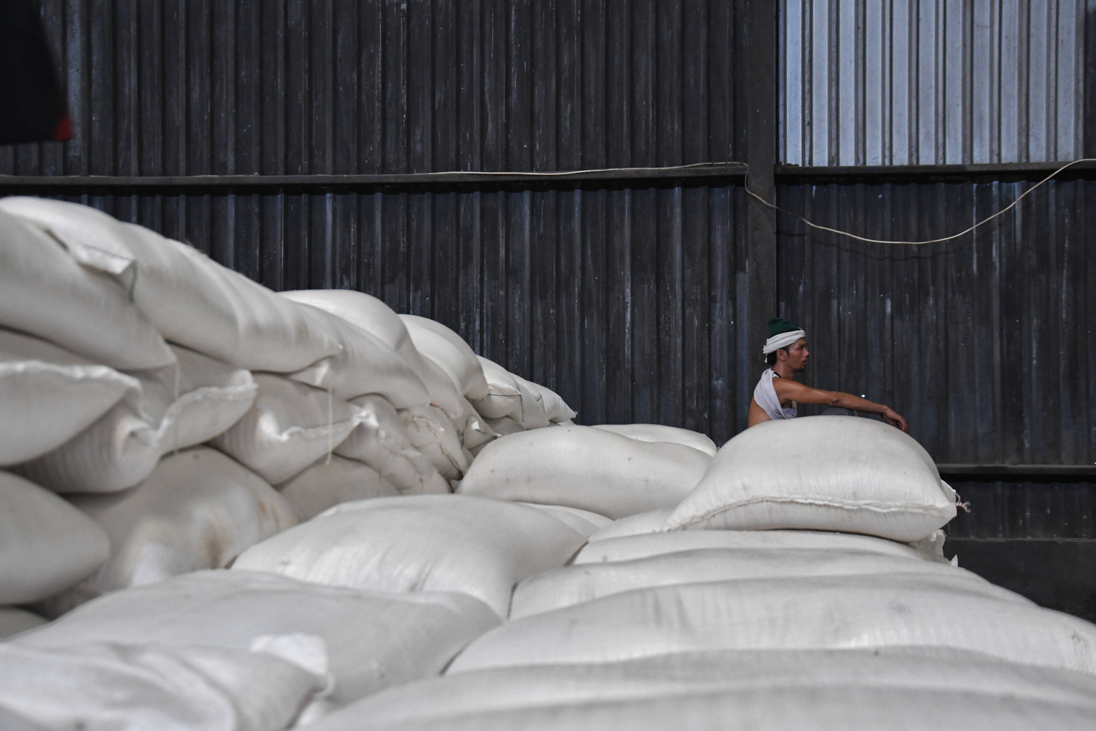  Pekerja tengah mengangkut karung beras di Gudang Bulog, Sunter Timur, Jakarta, Selasa (2/12/2019).