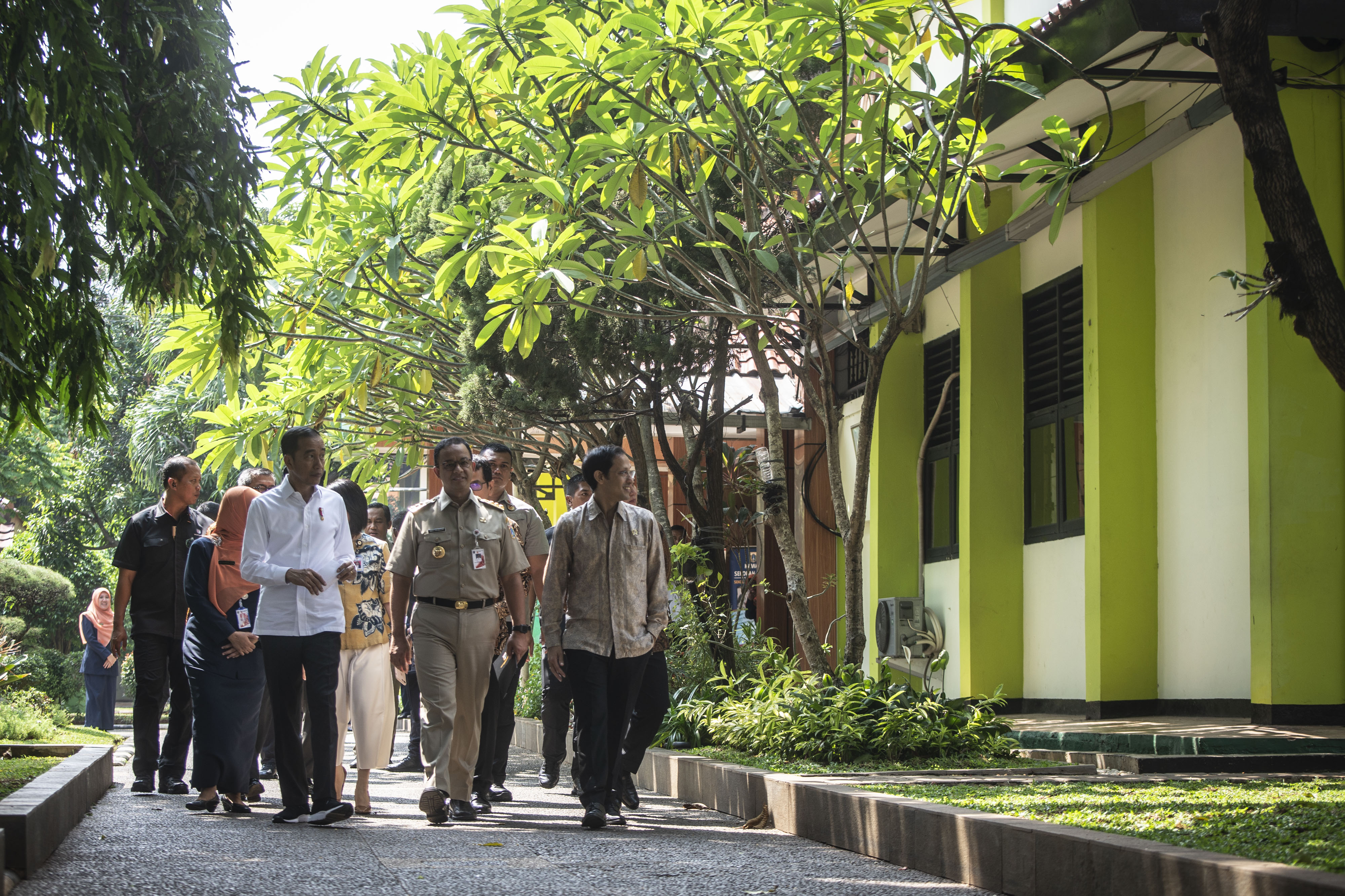 Presiden Joko Widodo (kiri), Mendikbud Dikti Nadiem Makarim (kanan), dam Gubernur DKI Jakarta Anies Baswedan (tengah)