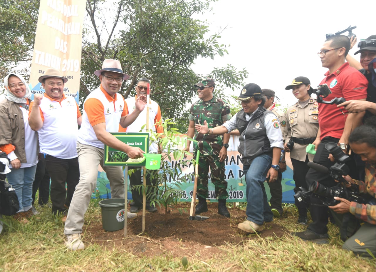 Penanaman pohon untuk pemulihan DAS Citarum di Kabupaten Bandung Utara, Jawa Barat, Senin (9/12). 