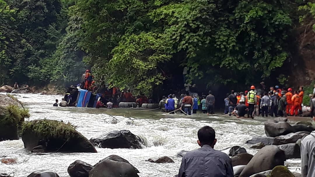 Proses evakuasi korban bus Sriwijaya yang masuk ke jurang dan tenggelam  di Sungai Lematang, Pagaralam, Selasa (24/12/2019).