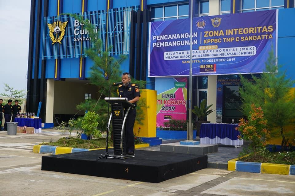 Kepala Kantor Bea Cukai Sangatta,  Hari Murdianto, melakukan deklarasi dan pencanangan pembangunan zona integritas.
