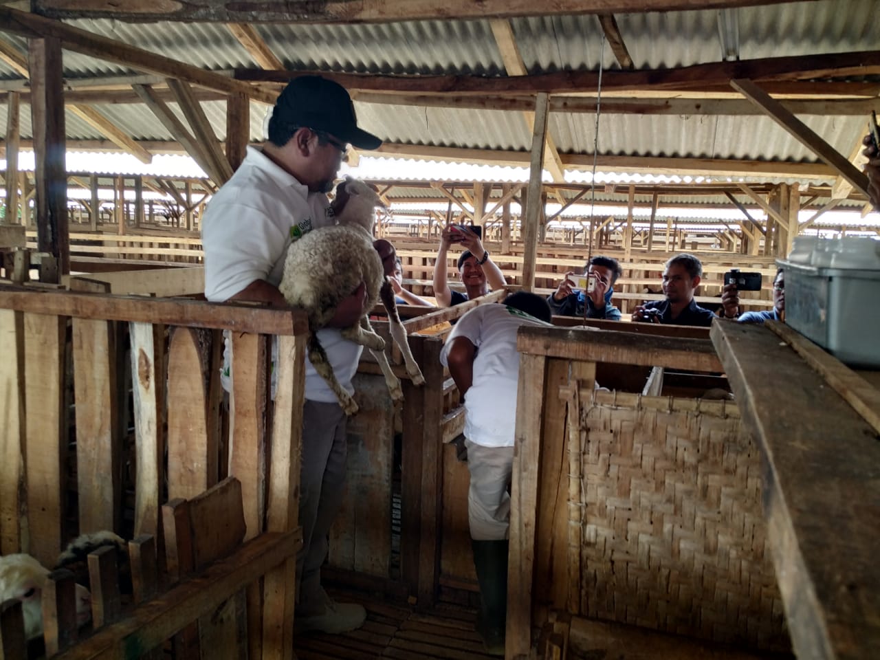 Ketua Dewan Pembina Aksi Cepat Tanggap (ACT) Ahyudin menyerahkan kambing untuk warga Desa Cintabodas, Tasikmalaya.