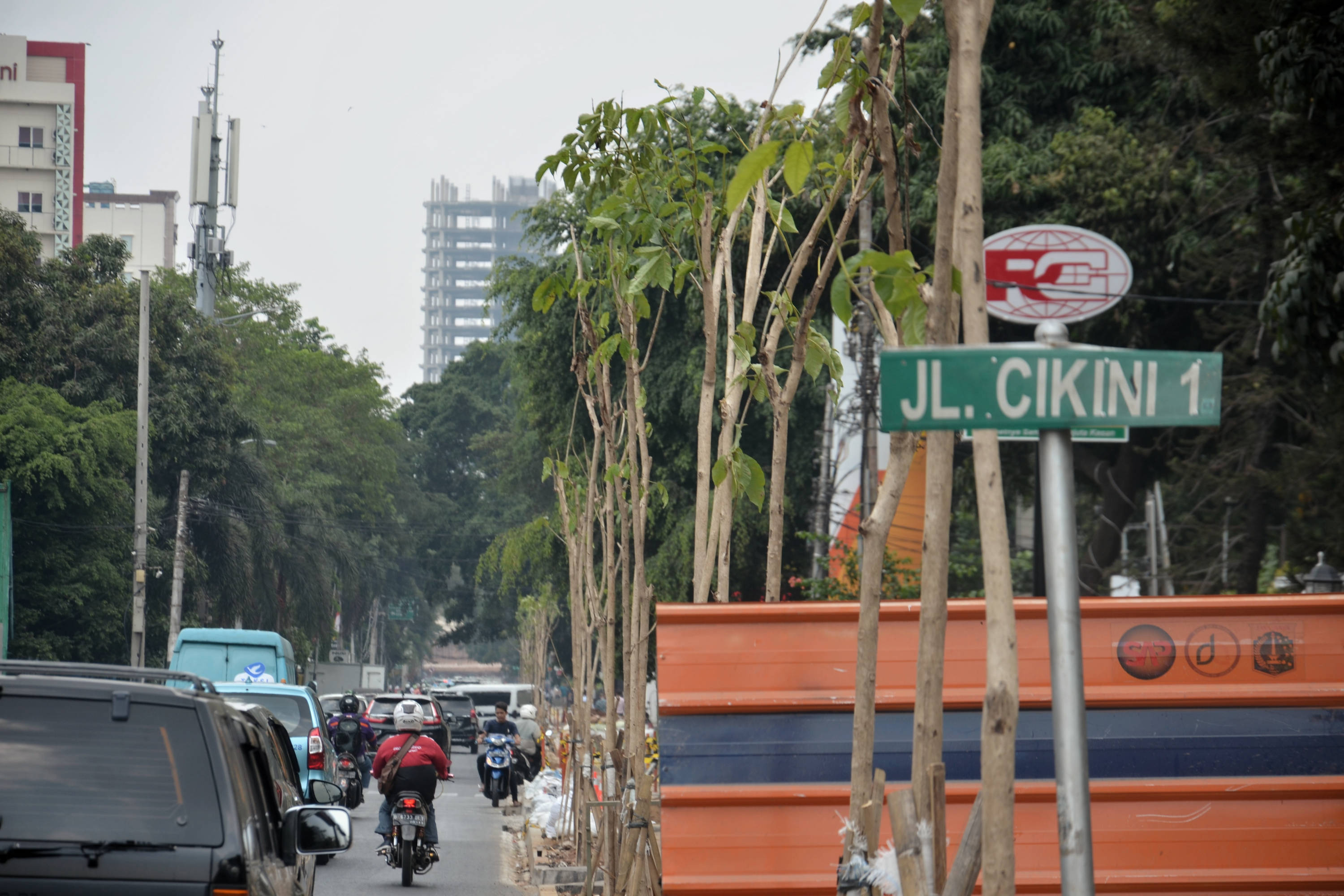 Pemprov DKI menata trotoar di Jalan Cikini, termasuk mengganti pohon yang ada di wilayah tersebut