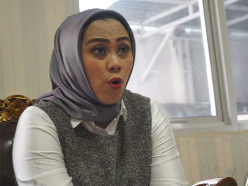 Bupati Karawang, Jawa Barat, Cellica Nurrachadiana.