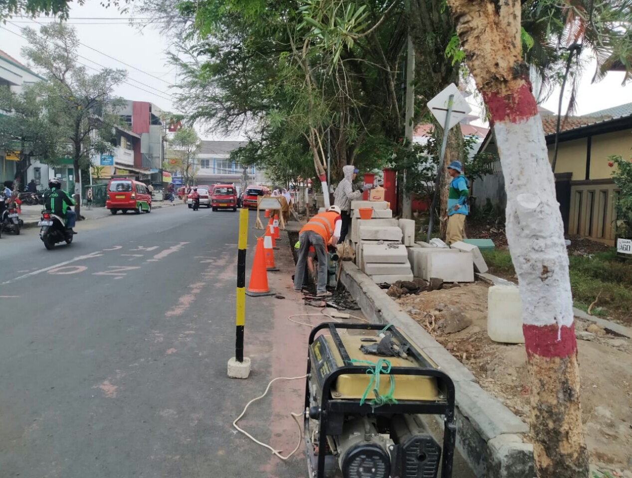  Sejumlah pekerja sedang mengerjakan perbaikan trotoar di ruas Jalan Siliwangi, Kabupaten Cianjur, Jawa Barat.