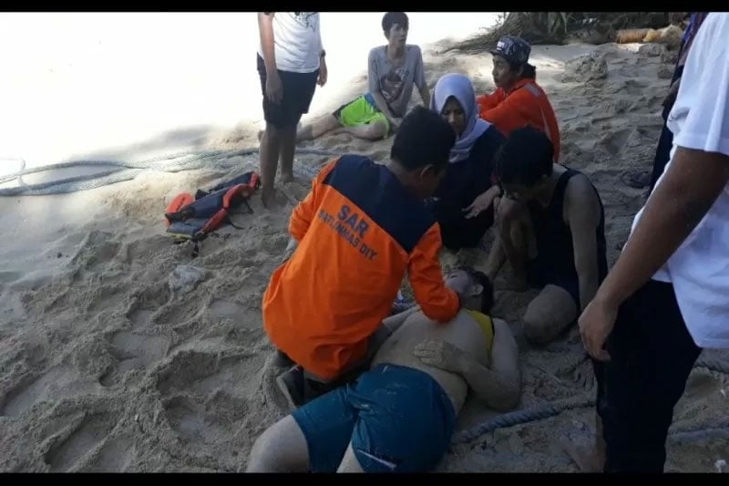 SAR Linmas Korwil II Gunung Kidul, Yogyakarta memberikan pertolongan kepada salah satu korban tenggelam di Pantai Sanglen.  