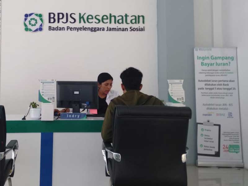 Calon peserta BPJS sedang mendaftarkan diri sebagai anggota BPJS Kesehatan.