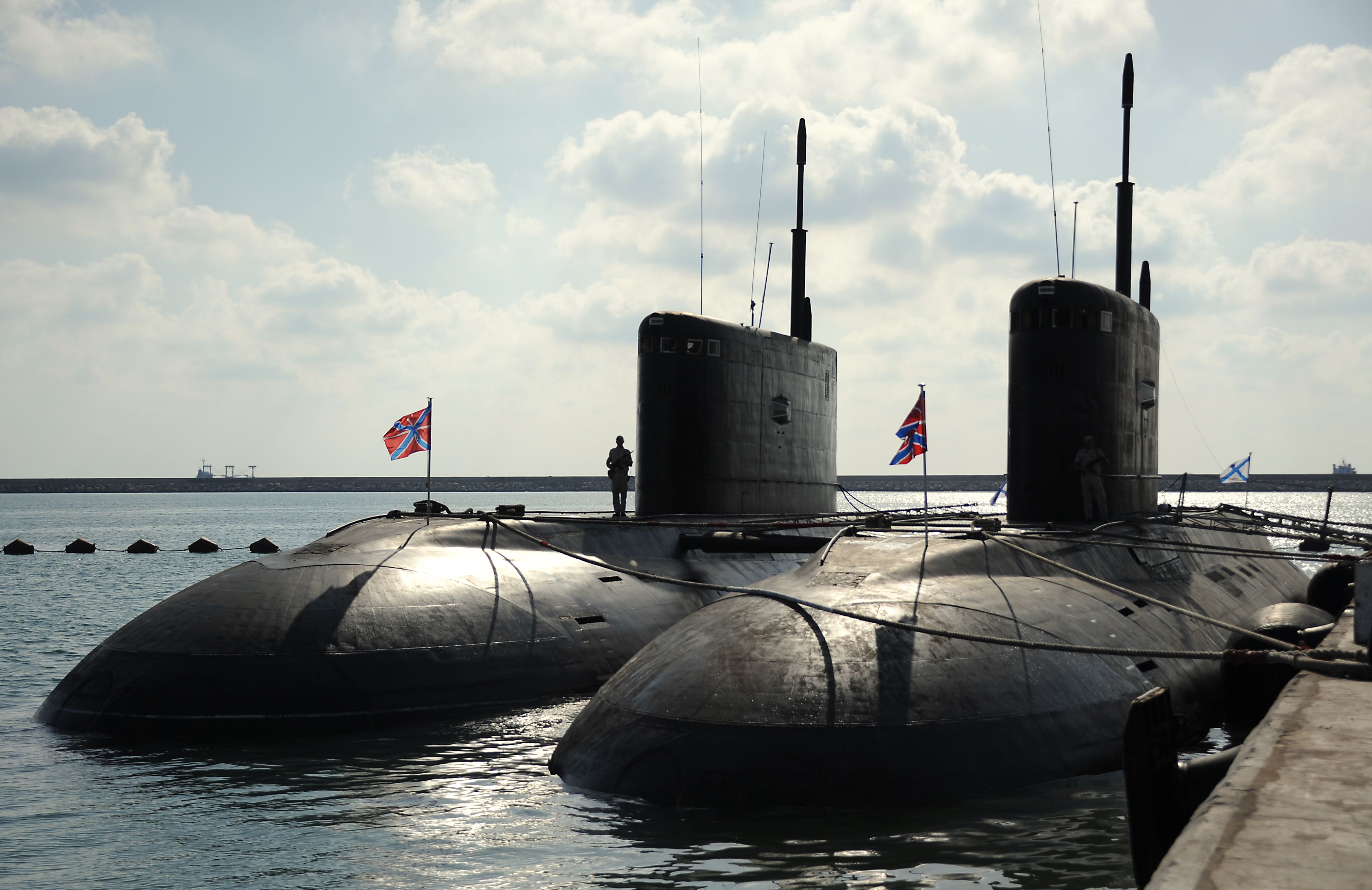 Dua kapal selam milik Angkatan Laut Rusia berlabuh di pangkalan laut Rusia di pelabuhan Tartus, Suriah. Rusia akan tambah kapal selam. 