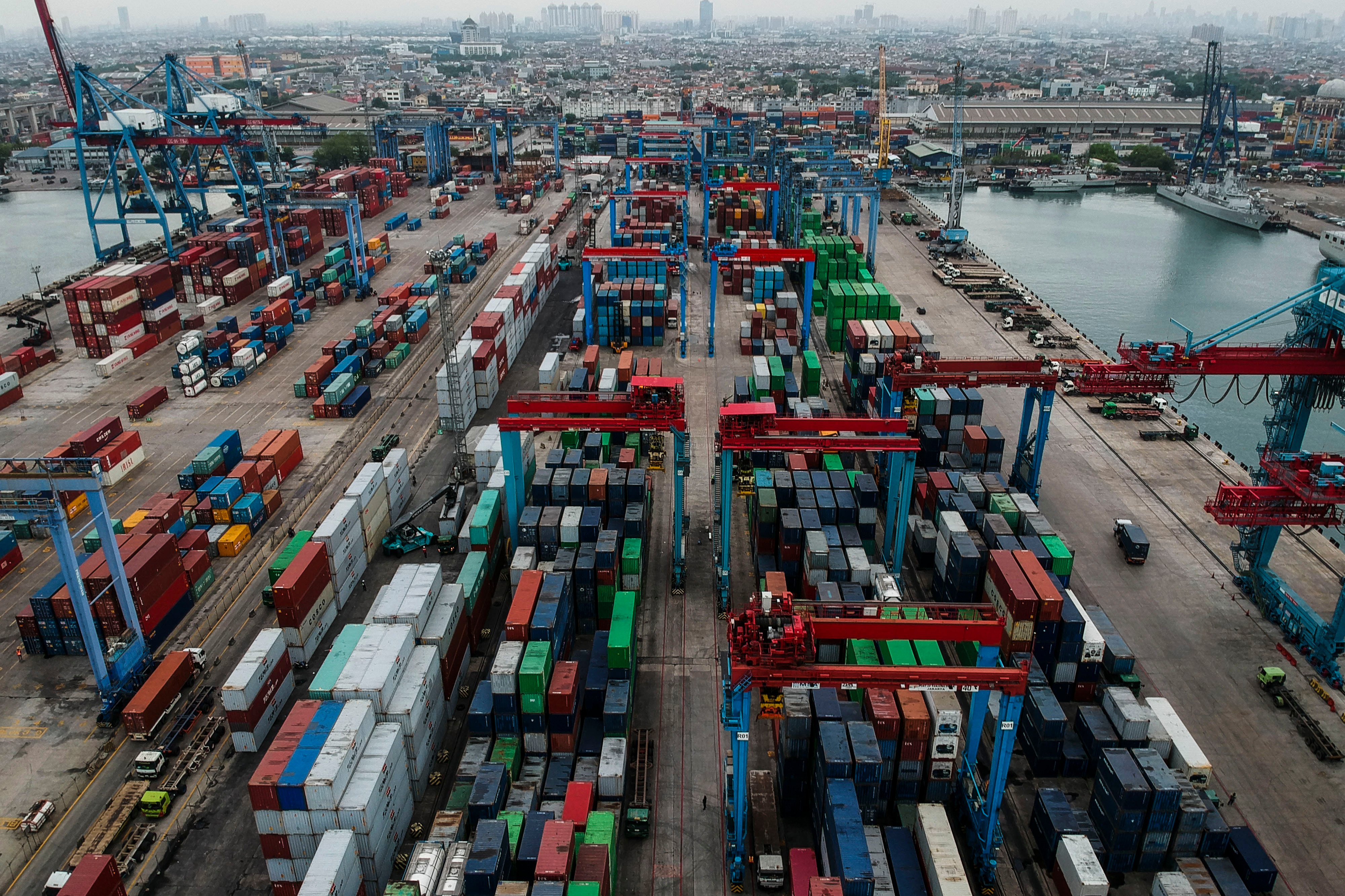  Areal bongkar muat peti kemas di Pelabuhan Tanjung Priok. BKPM yakin target investasi tahun ini sebesarRp792 triliun terlampaui