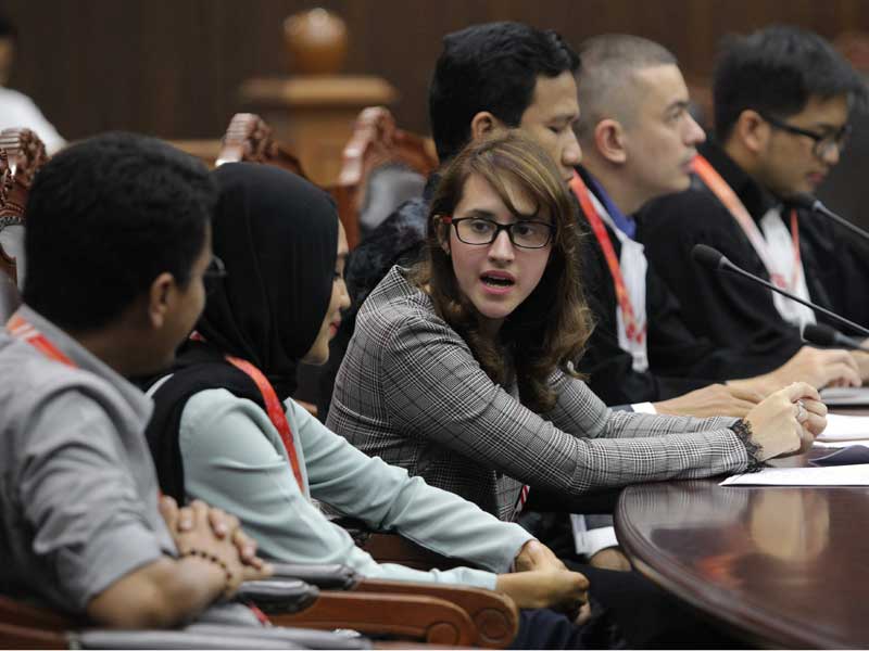 iga politikus muda Tsamara Amany (tengah), Faldo Maldini (kiri), Dara Adinda Kesuma Nasution (kedua kiri).